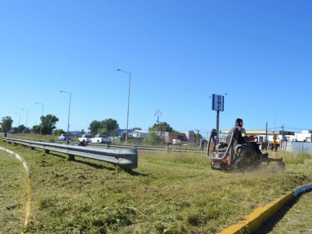 El Municipio cort el pasto en rotondas de la ruta 226